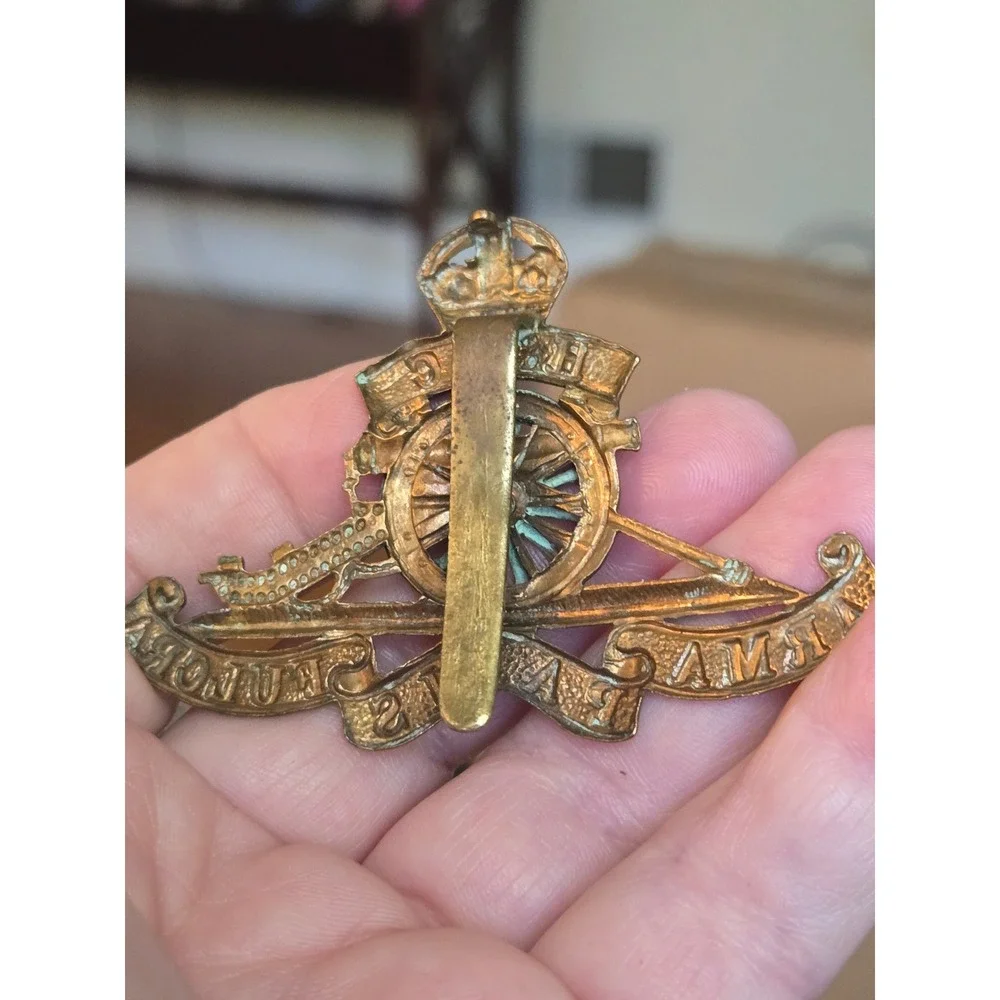 British Army Honourable Artillery Company (HAC) Cap Badge Pin ARMA PACIS FULCRA